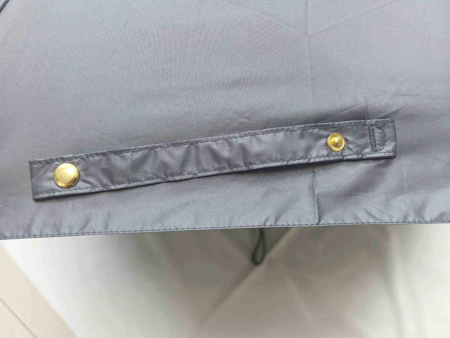 Automatic Three Folding Umbrella With UV Protection and Strong Windproof Frame Anti-Rebound Safety Close